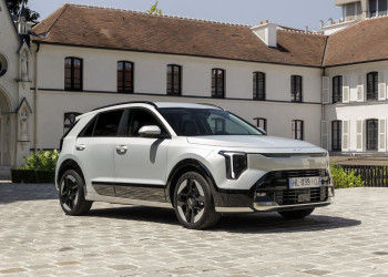 Le Kia Niro hybride restylé arbore une signature lumineuse verticale