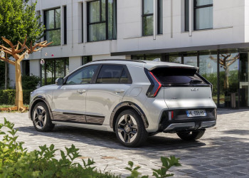 Le Kia Niro hybride restylé arbore une signature lumineuse verticale