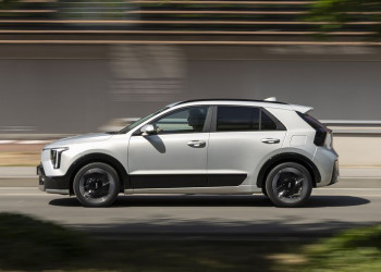 Le Kia Niro hybride restylé arbore une signature lumineuse verticale