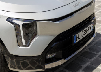 Le Kia Niro hybride restylé arbore une signature lumineuse verticale