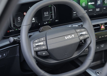 Le Kia Niro hybride restylé arbore une signature lumineuse verticale