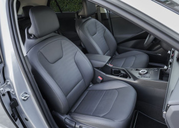 Le Kia Niro hybride restylé arbore une signature lumineuse verticale