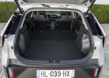 Le Kia Niro hybride restylé arbore une signature lumineuse verticale