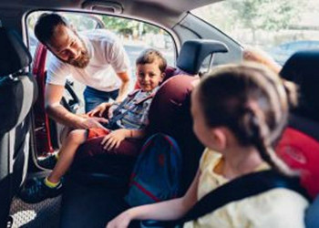 Près de 2 enfants sur 3 mal attachés en voiture