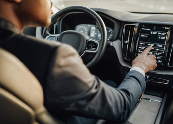 Le multitâche des écrans centraux en voiture met la sécurité à l'épreuve