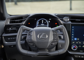 Le volant Steer-by-Wire en forme de papillon de Lexus remplace le volant traditionnel