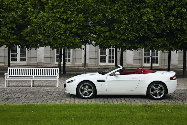 ASTON MARTIN Vantage Roadster