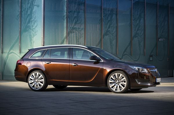 OPEL Insignia Sports Tourer - Présentation - Un grand break élégant à forte  personnalité 