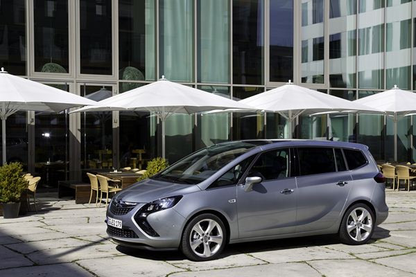 OPEL Zafira Tourer - Sécurité - Un grand monospace sept places à la  modularité des sièges aboutie 