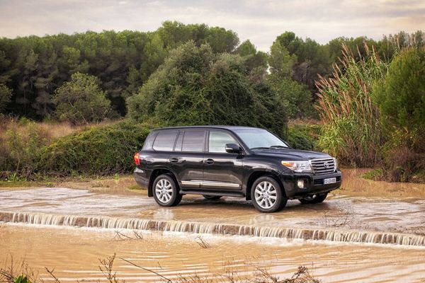 Fiche technique TOYOTA LAND CRUISER SW 4.5 V8 D-4D - Motorlegend