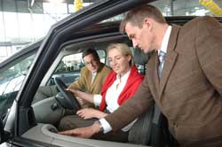 /data/conseils/achat/2008/2008-10-20-Verifiez-le-certificat-d-immatriculation-d-une-voiture-avant-de-l-acheter-d-occasion/Vendeur-Acheteur.jpg