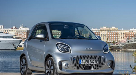 Micro Voitures: la smart fortwo électrique devant la smart fortwo Cabriolet électrique dans une catégorie plus qu'étroite