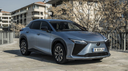 /data/reportages/nouveautes/2023/2023-03-07-Le-lexus-rz-450e-electrique-exploite-le-potentiel-de-la-technologie-electrique/01 Lexus RZ 450e 2023 Exterieur 34 Avant.jpg