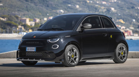 /data/reportages/nouveautes/2023/2023-05-11-L-abarth-500e-revendique-une-experience-de-conduite-electrique-stimulante-en-conduite-urbaine/01 Abarth 500e electrique 2023 Exterieur 34 Avant.jpg