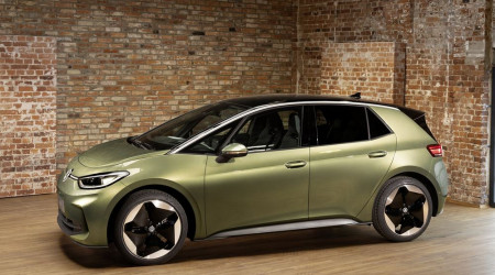 /data/reportages/nouveautes/2023/2023-07-05-La-berline-compacte-electrique-volkswagen-id3-recoit-une-mise-a-niveau/01 Volkswagen ID3 2023 Exterieur 34 Avant.jpg