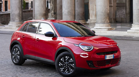 /data/reportages/nouveautes/2023/2023-09-12-La-fiat-600e-electrique-vise-la-mobilite-urbaine-italienne/01 Fiat 600e 2023 Exterieur 34 Avant.jpg