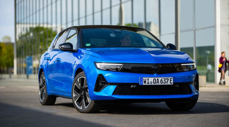 /data/reportages/nouveautes/2023/2023-10-05-La-berline-compacte-opel-astra-electric-affiche-une-autonomie-de-418-km/01 Opel Astra Electric 2023 Exterieur 34 Avant.jpg