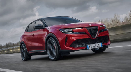 /data/reportages/nouveautes/2024/2024-05-27-L-alfa-romeo-junior-est-sportive-dans-l-ame-et-italienne-au-premier-regard/01 Alfa Romeo Junior 2024 Exterieur 34 Avant.jpg