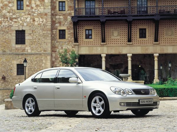 LEXUS GS 300 Caractéristiques