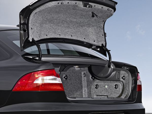 https://www.latribuneauto.com/media/cache/vehicule_slider/photos/SKODA/Superb/SKOD-SUPE-BE-08-11596/Skoda-Superb-Berline-Routiere-Copyright-Skoda-12.jpg