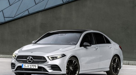 Compactes 4 portes : la Classe A Berline devant le CLA Coupé, l'A3 Berline, la Tipo 4 portes et la Série 2 Gran Coupé